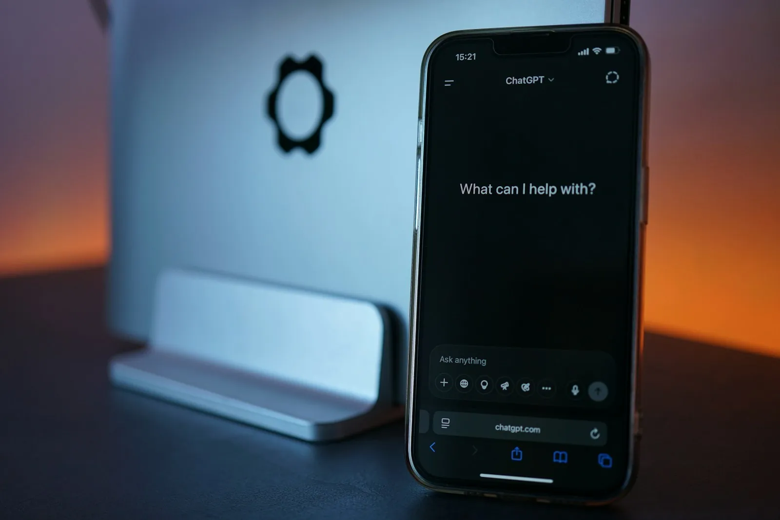 Telefon ekranında açık bir yapay zekâ sohbet asistanı