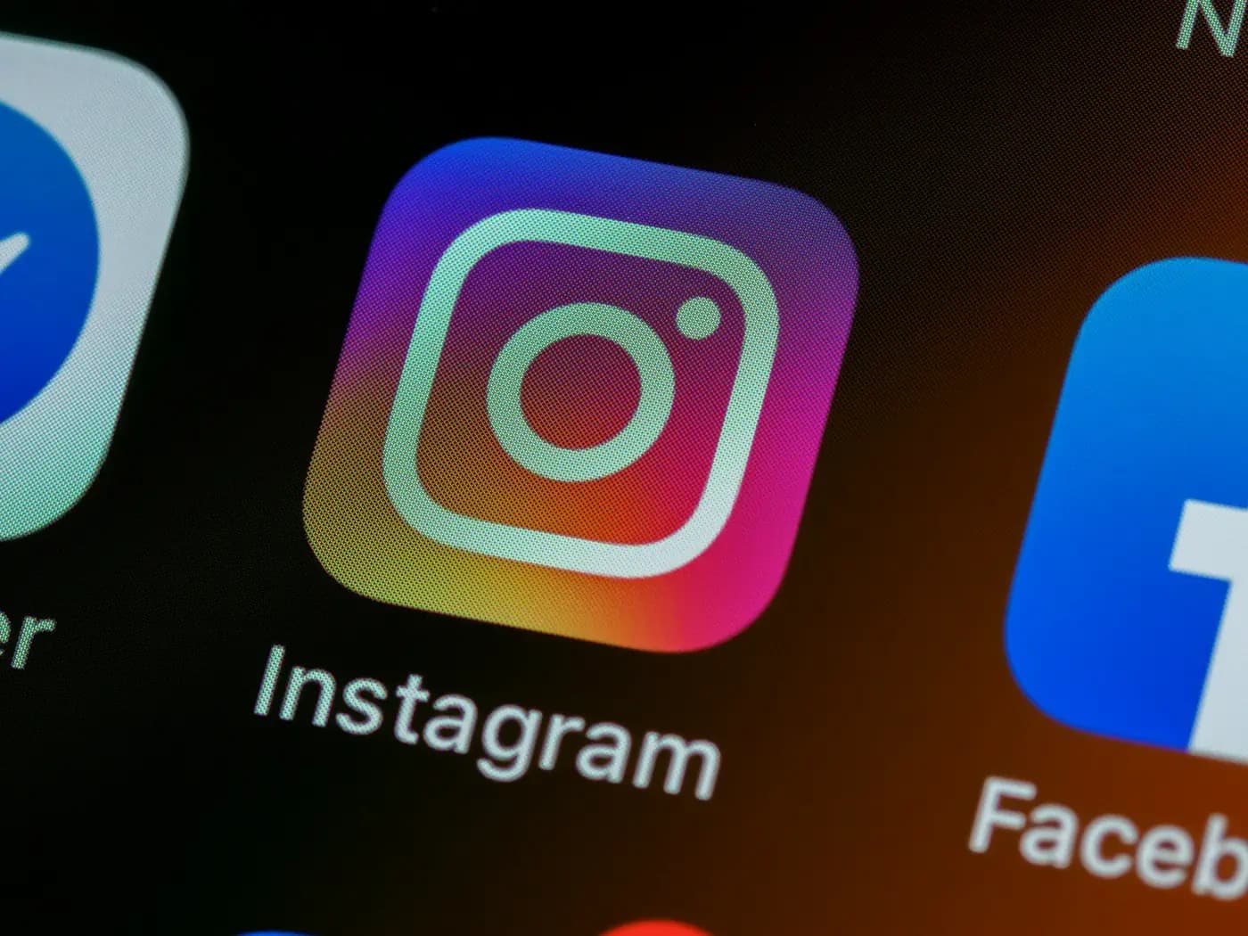 Telefon ekranında Instagram uygulama simgesinin yakın çekimi