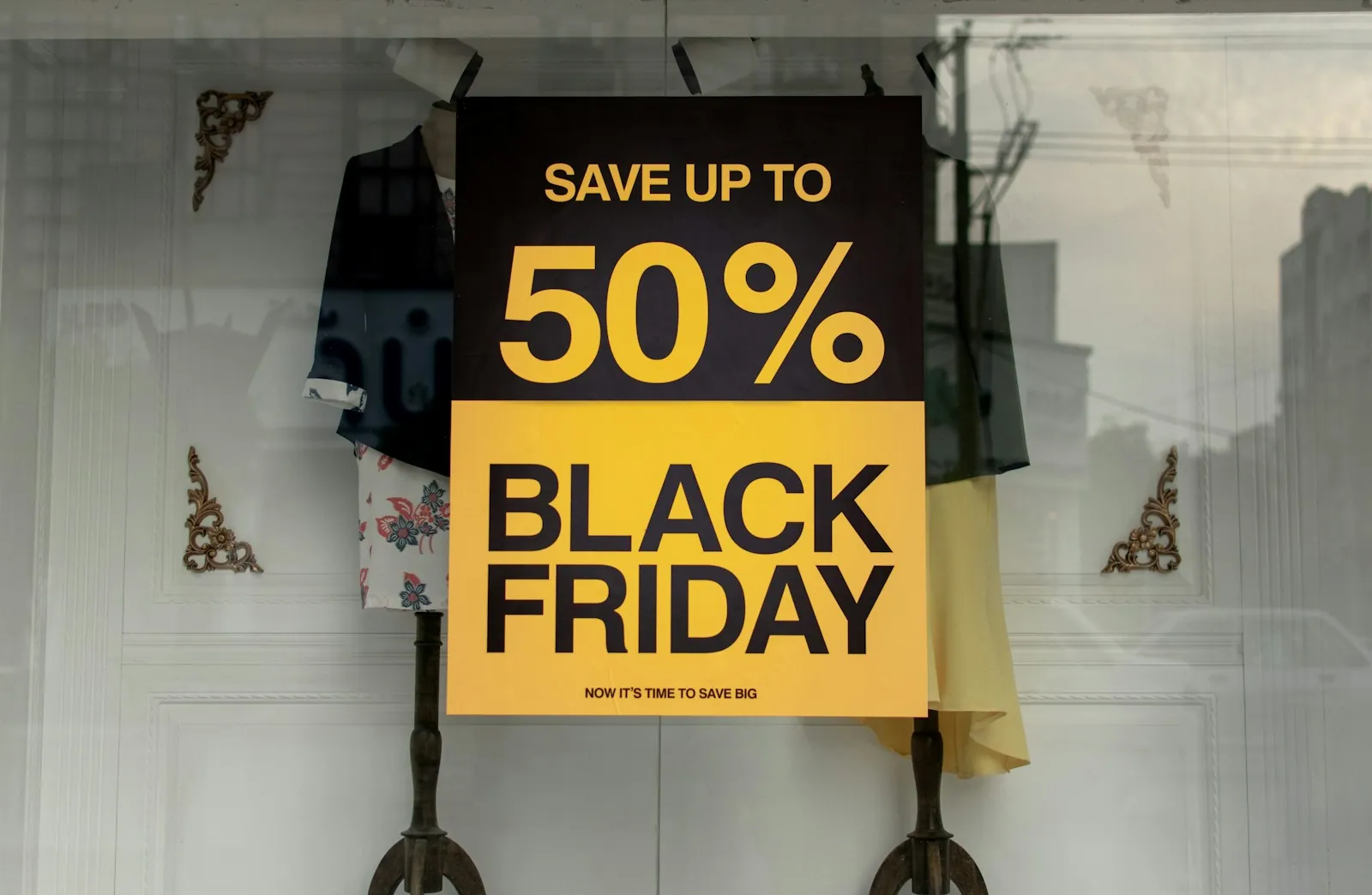 Mağaza vitrininde yüzde 50'ye varan indirim yazan Black Friday afişi