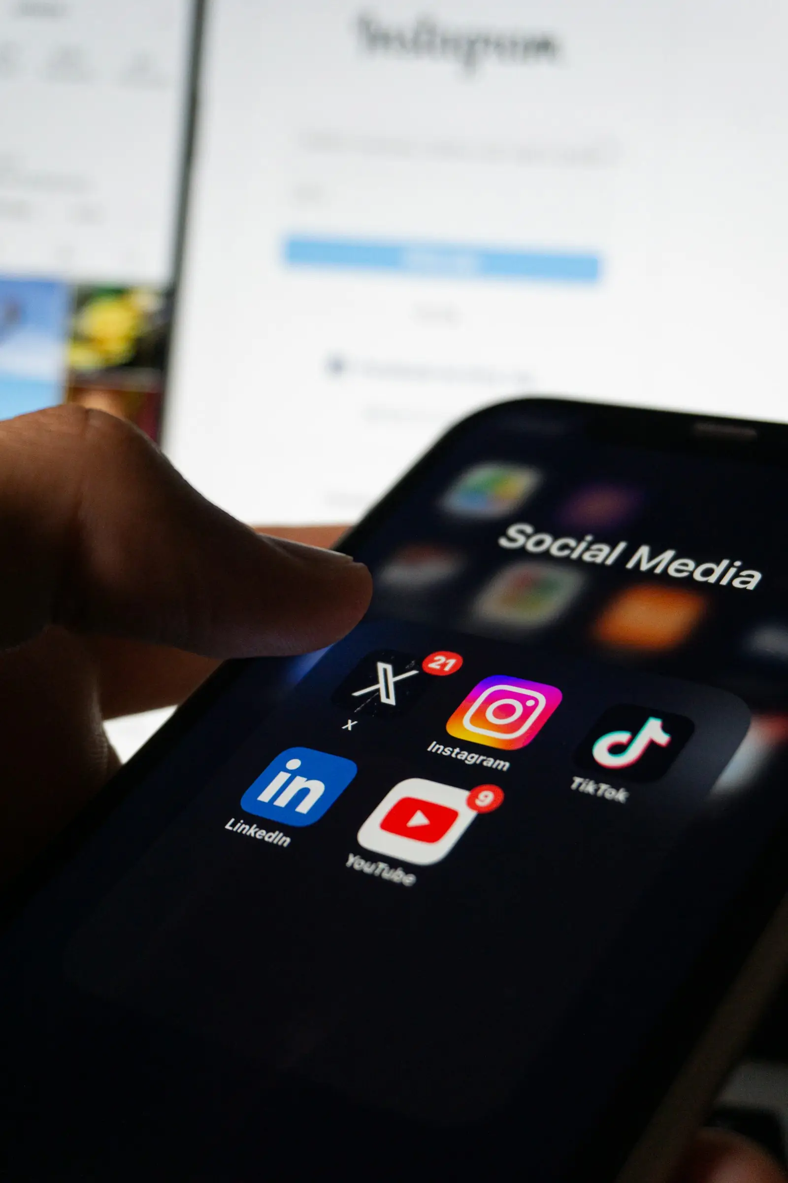 Ekranında sosyal medya uygulamaları açık bir telefonu tutan el