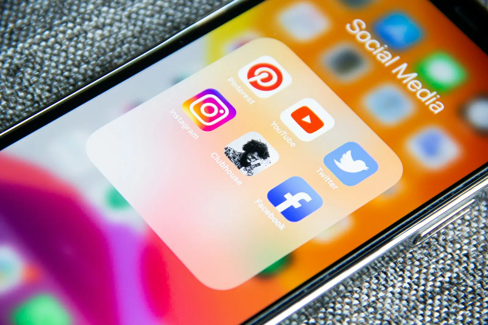 Telefon ekranında bir klasörde toplanmış sosyal medya uygulamaları